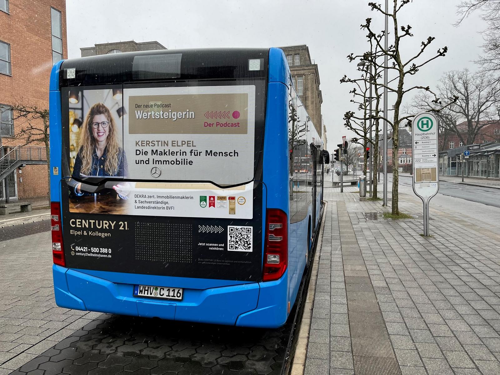 Mobile Werbung auf Bussen und Autos – auffällige Fahrzeugbeschriftung für maximale Reichweite im Stadtverkehr und regionalen Umfeld.