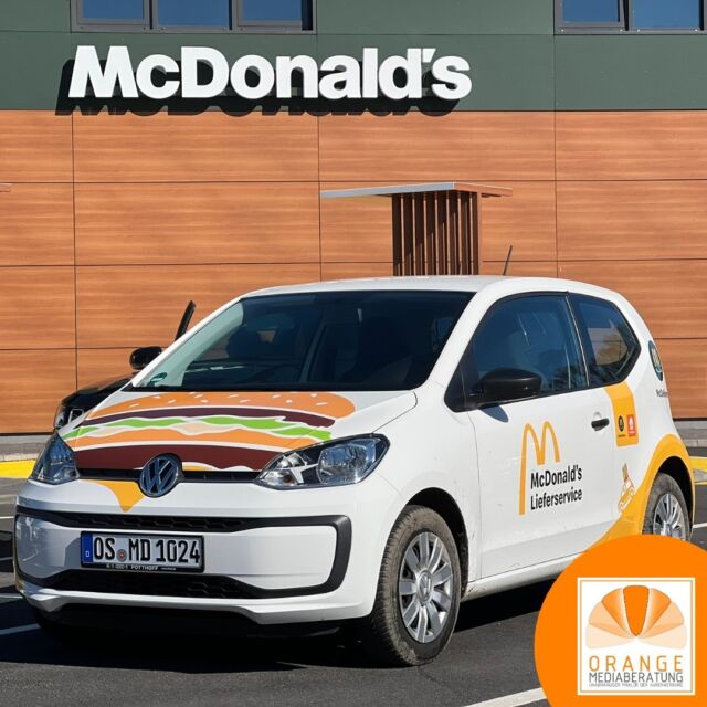 ⁣Wie viele sicherlich schon gesehen haben: ⁣@mcdonaldseckstein feiert eine Wiedereröffnung! Es geht für die Filiale mit ganz neuem Anstrich ganz nah an die B210. Auch wir sind auf den Geschmack gekommen und führen Euch mit Hinweisschildern zu eines der modernsten McDonalds Restaurants mit 370 Sitzplätzen, einem Side by Side McDrive und einiges mehr. Zudem durften wir die Lieferfahrzeuge passend beschriften!🚘⠀
⠀
Vielleicht sind Euch die neu beschrifteten Fahrzeuge ja schon aufgefallen?🚗⠀
⠀
⠀
⠀
Überzeugt Euch selbst und lasst Euch mit unserem Hinweisschildsystem ganz bequem zum neuen McDonalds Standort navigieren.📡⠀
⠀
⠀
Wir bedanken uns bei Herrn Eckstein, Herrn Reinink und seinem gesamten Team für die tolle Zusammenarbeit.⠀
Die Orange Mediaberatung durfte im Voraus gemeinsam mit dem Kunden das Scouting, die Abfahrt, die Standortakquisition, die Produktion und Montage der Werbemittel, die Umbeschriftung der Lieferwagen, Belegfotos und die After-Sales Besprechung durchführen.💈⠀
⠀
⠀
Ihr wollt auch von unserem allumfassenden Full-Service profitieren? Kontaktiert uns doch gerne für ein kostenloses Beratungsgespräch (04421/98 38 592 oder info@orange-mediaberatung.de)🍊