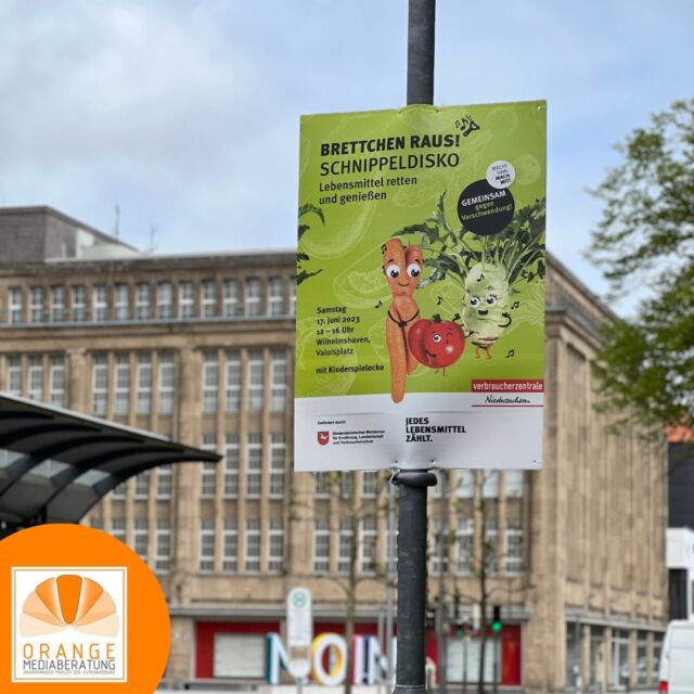 🍊📢 Ein weiterer erfolgreicher Auftrag abgeschlossen! Die Orange Mediaberatung freut sich, den Kunden Verbraucherzentrale Niedersachsen bei ihrer Werbekampagne unterstützt zu haben, um mit der 'Schnippelsdisko' auf Lebensmittelverschwendung aufmerksam zu machen. Die Kampagne 'Jedes Lebensmittel zählt' setzt sich gegen Lebensmittelverschwendung ein und fordert die Wertschätzung von Lebensmitteln. Mit unseren hochwertigen Bannern, A0-Plakaten und Großflächenplakaten haben wir dazu beigetragen, diese wichtige Botschaft großflächig zu verbreiten. 💪🏼🌟
#verbraucherzentrale #lebensmittelverschwendung  #außenwerbung